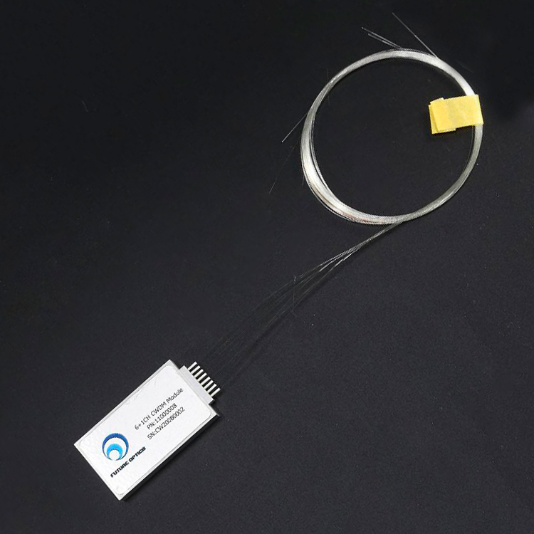  6通道1290-1390nm低插損工業(yè)溫度CWDM Mux Demux 粗波分復(fù)用器件，典型插損1.0dB，光路無(wú)膠，單個(gè)通道波長(zhǎng)精準(zhǔn)可調(diào)，單側(cè)出纖，抗側(cè)拉光纖保護(hù)設(shè)計(jì)，可伐材料高氣密性激光焊接封裝